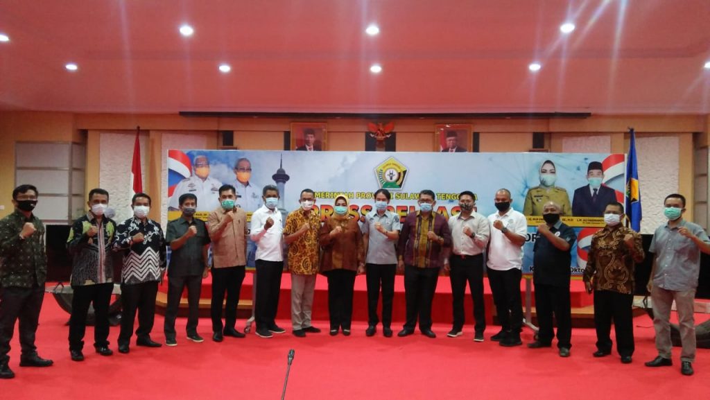 Sekda Sultra (tengah) sesaat setelah mengumumkan UMP dan UMS di Rujab Gubernur, Sabtu (31/10/2020). Foto: Akbar Tanjung