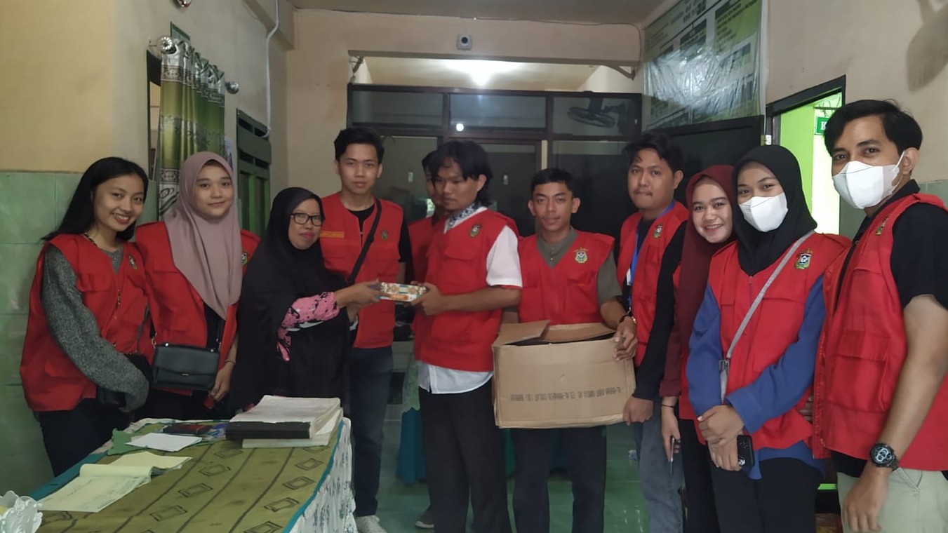 Baksos di Pantih Asusan, Mahasiswa KKN Unhas Berbagi Al-quran