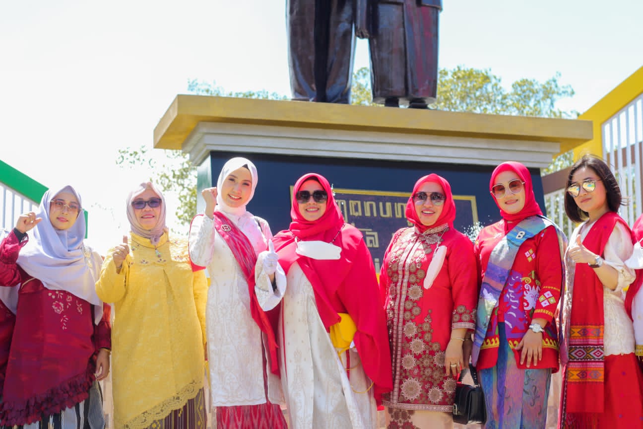 Erna Rasyid Taufan Kompak Bareng Istri Forkopimda Fashion Show Ala Citayam Fashion Week 