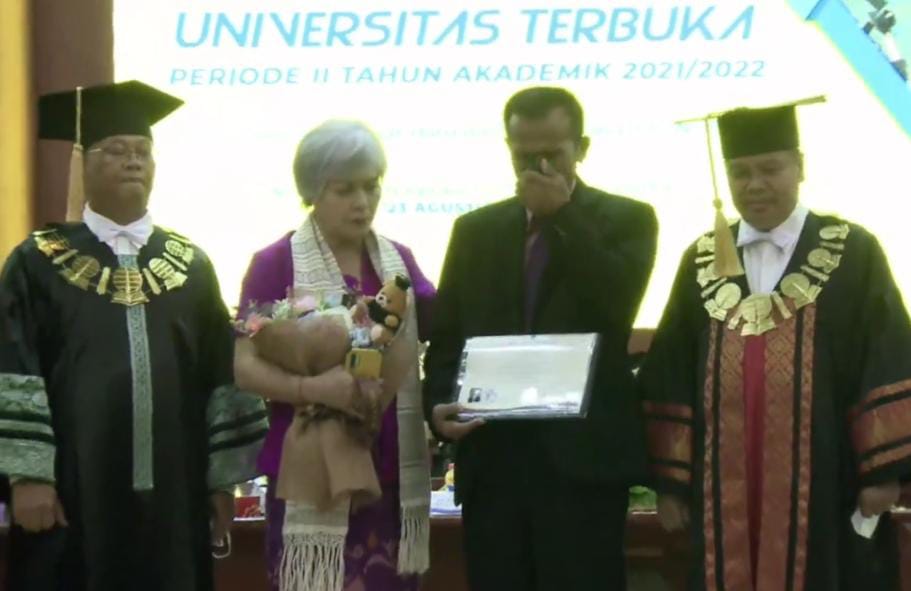 Tangis Haru Ayah Brigadir J saat Hadiri Wisuda Putranya