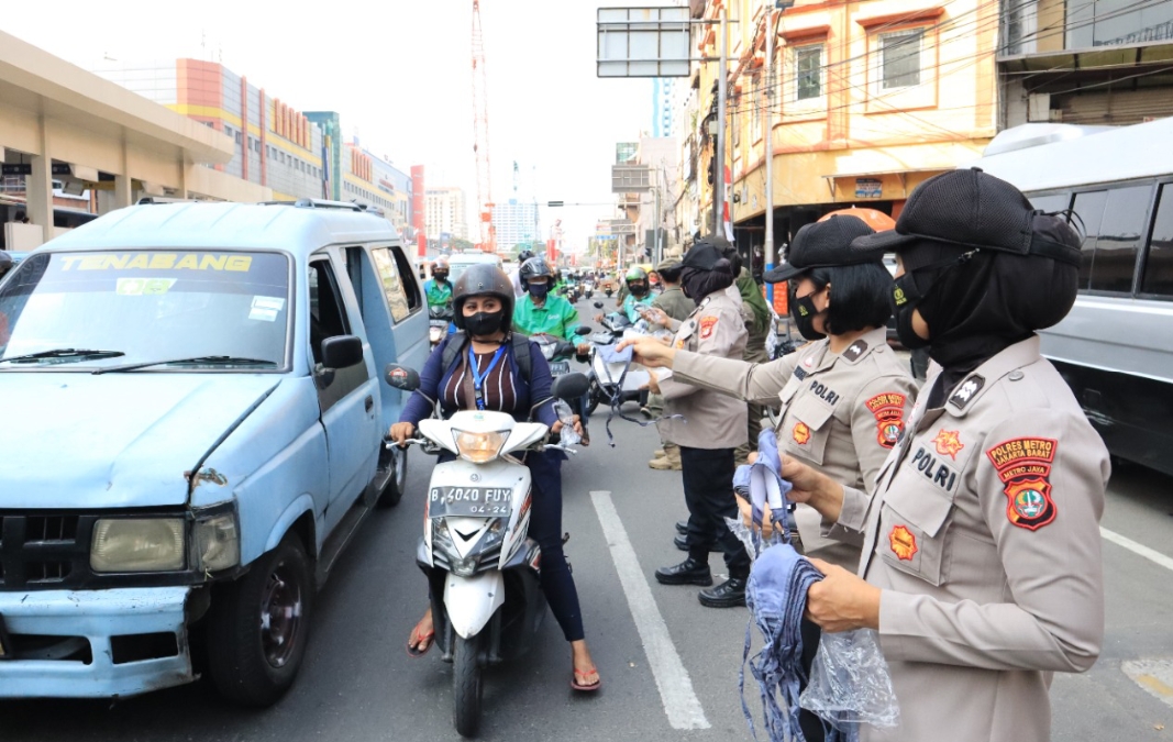 Polwan - Srikandi Satpol PP JakBar Baksos Bagikan Masker Hingga Faceshield