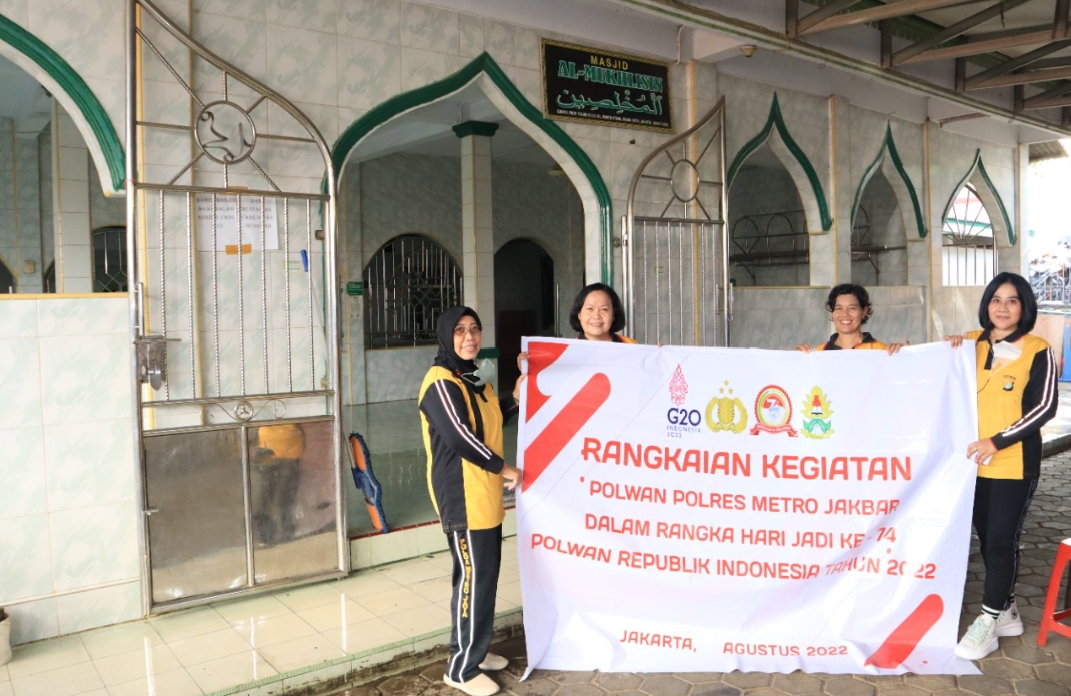 Polwan Polres JakBar Lakukan Bakti Religi, Bersih-bersih Rumah Ibadah