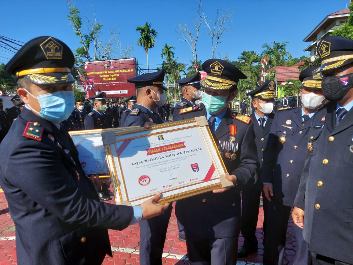 11 Petugas Lapas Narkotika Samarinda Dapat Penghargaan Peringatan HDKD Ke-77