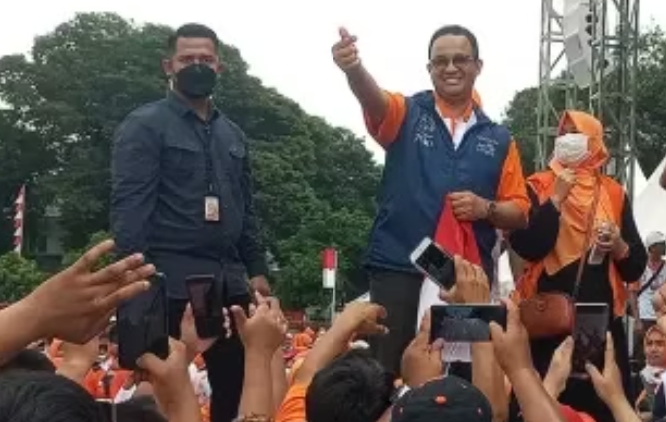 Peserta Gerak Jalan Soraki Gubernur Anies Baswedan ‘Presiden’ saat Pakai Kaos PKS