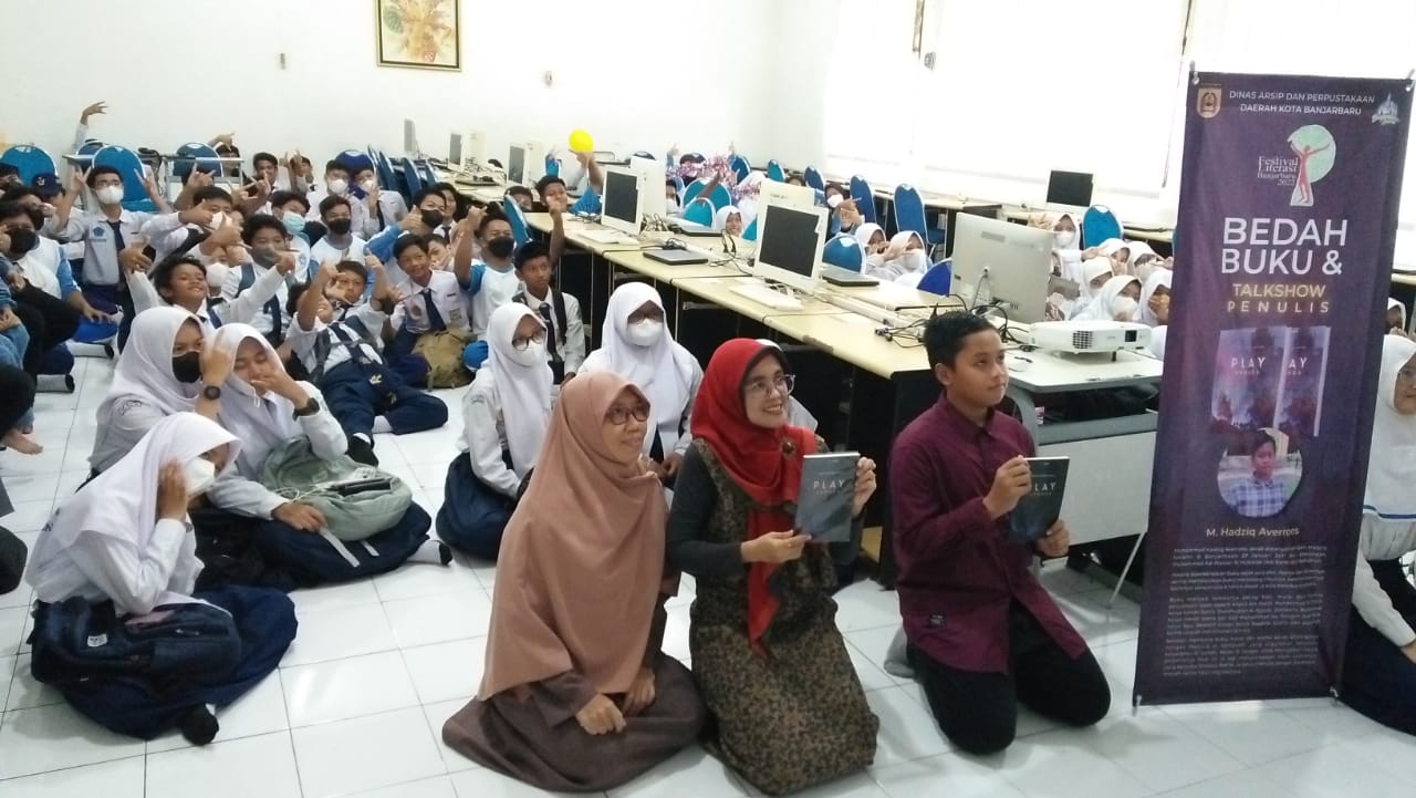 Novelis Cilik Hadziq Averroes Ceritakan Pengalaman Menulis Novel Fantasi ke Siswa SMP 1 Banjarbaru