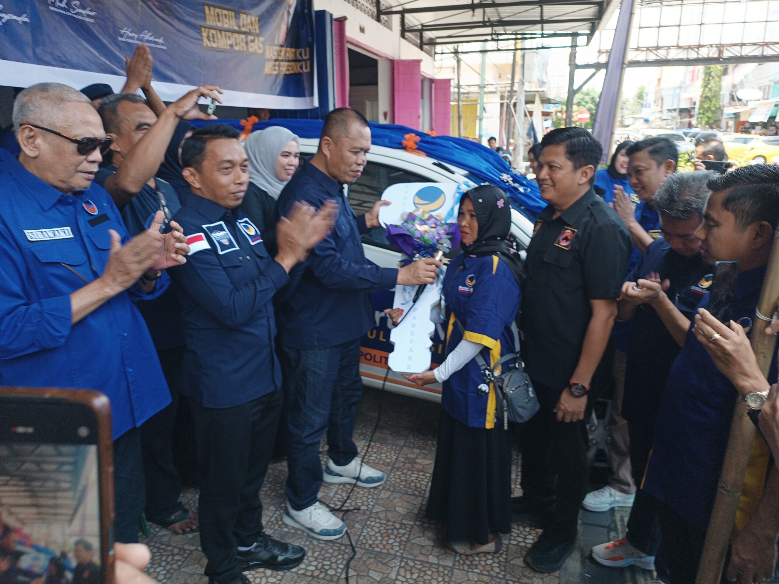 Wujud Politik Kemanusiaan, NasDem Parepare Serahkan Mobil Hadiah Gebyar E-KTA ke Anggota