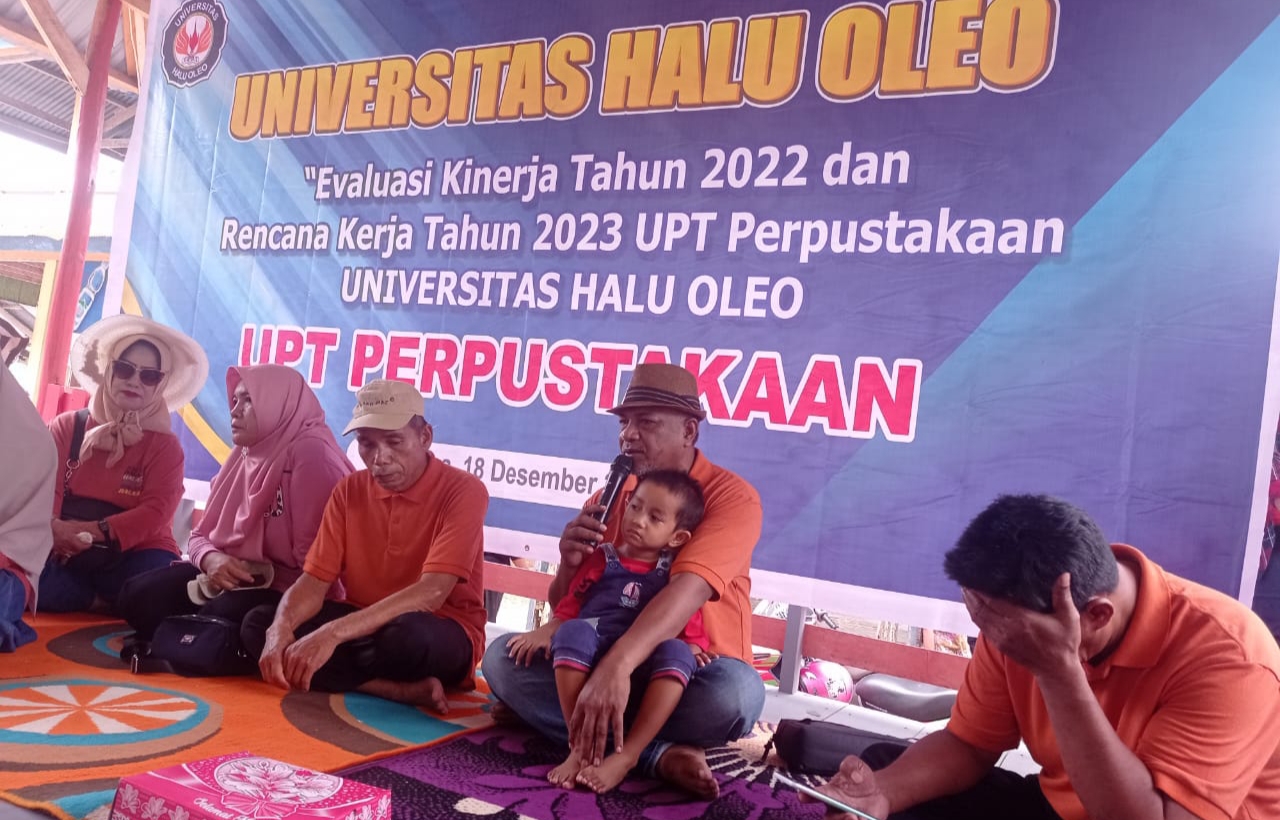 Kepala UPT Perpustakaan UHO, Muhamad Alim Marhadi saat membawakan sambutan di kegiatan Evaluasi Kinerja Tahun 2022 dan Rencana Kerja Tahun 2023, Minggu (18/12/2022).