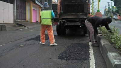 Pemkot Parepare Tambal Lubang di Jalan Jendral Sudirman