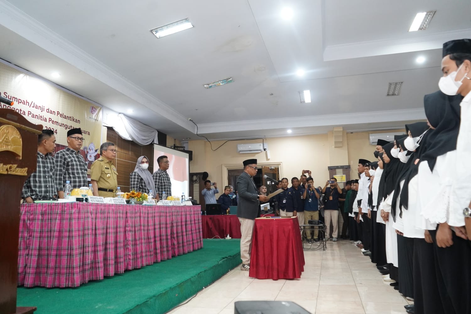 Lantik 66 Anggota PPS, Ketua KPU Parepare Hasruddin Husain Tekankan Kekompakan