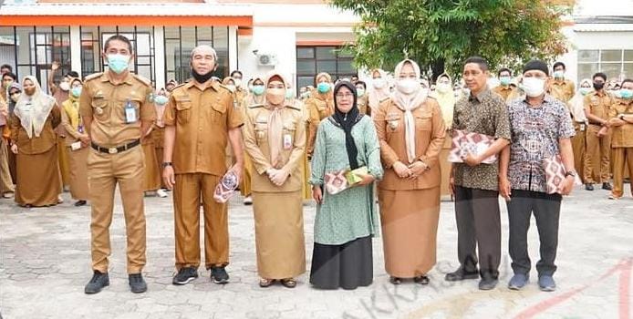 Lima Pegawai RSUD Andi Makkasau Parepare Purnabakti, Direktur Berikan Cendramata