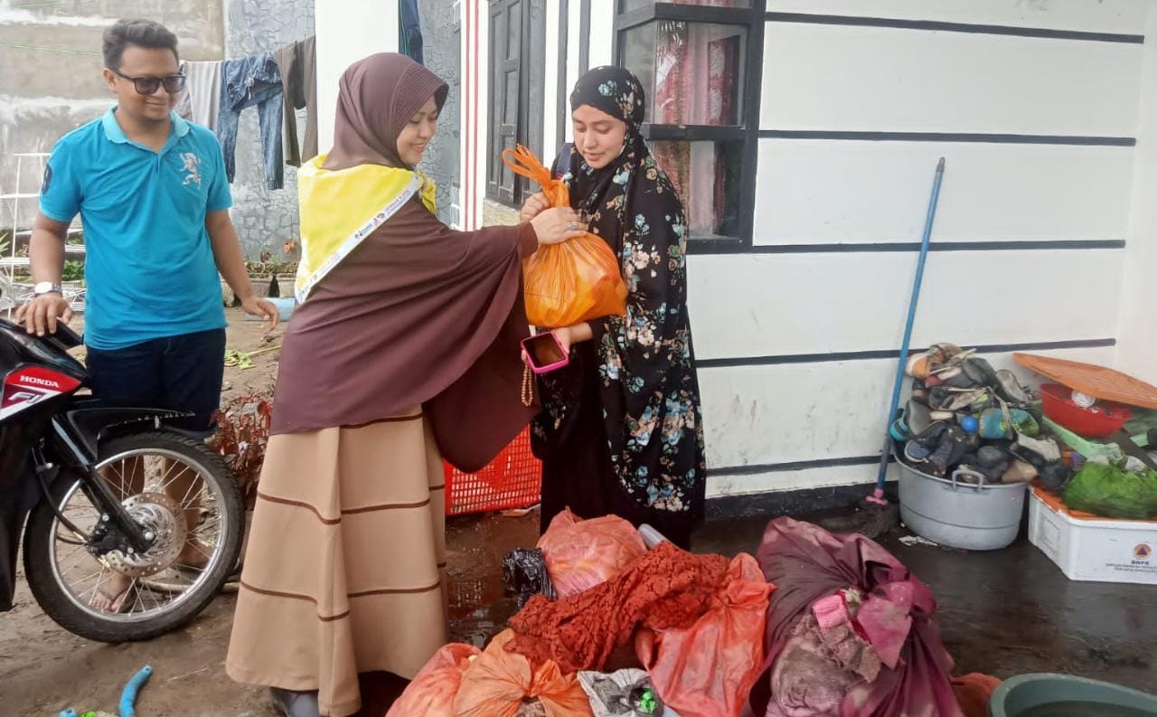 Ketua TP PKK Parepare Erna Rasyid Taufan Salurkan Bantuan di Lokasi Terdampak Banjir