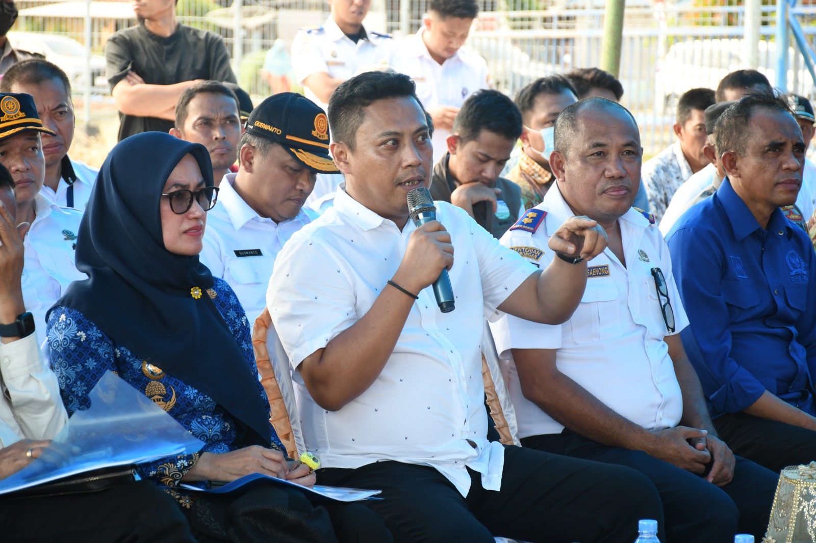 Bupati Luwu Utara Indah Putri Indriani saat mendampingi Wakil Ketua Komisi V DPR RI Andi Iwan Darmawan Aras saat kunjungan ke Pelabuhan Munte. Jumat (17/02/2023)