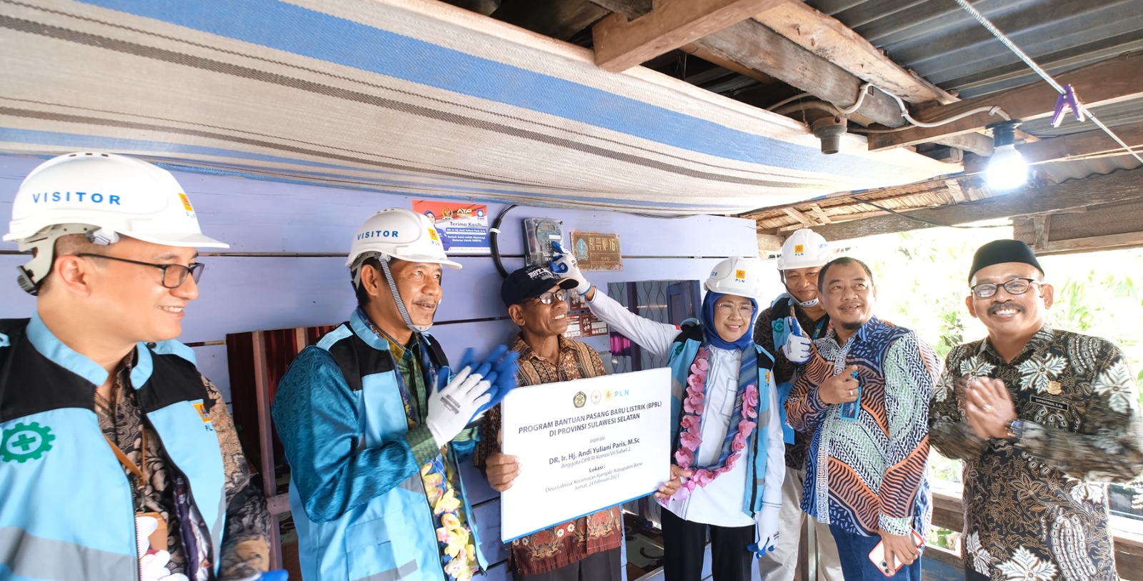 Ratusan Warga Bone Bahagia Dapat Bantuan Pemasangan Baru Listrik PLN dari Pemerintah