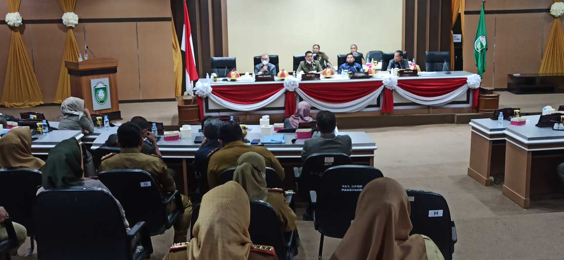Wawali Pangerang Rahim Serahkan Nota Kesepahaman Pagu Indikatif ke DPRD Parepare