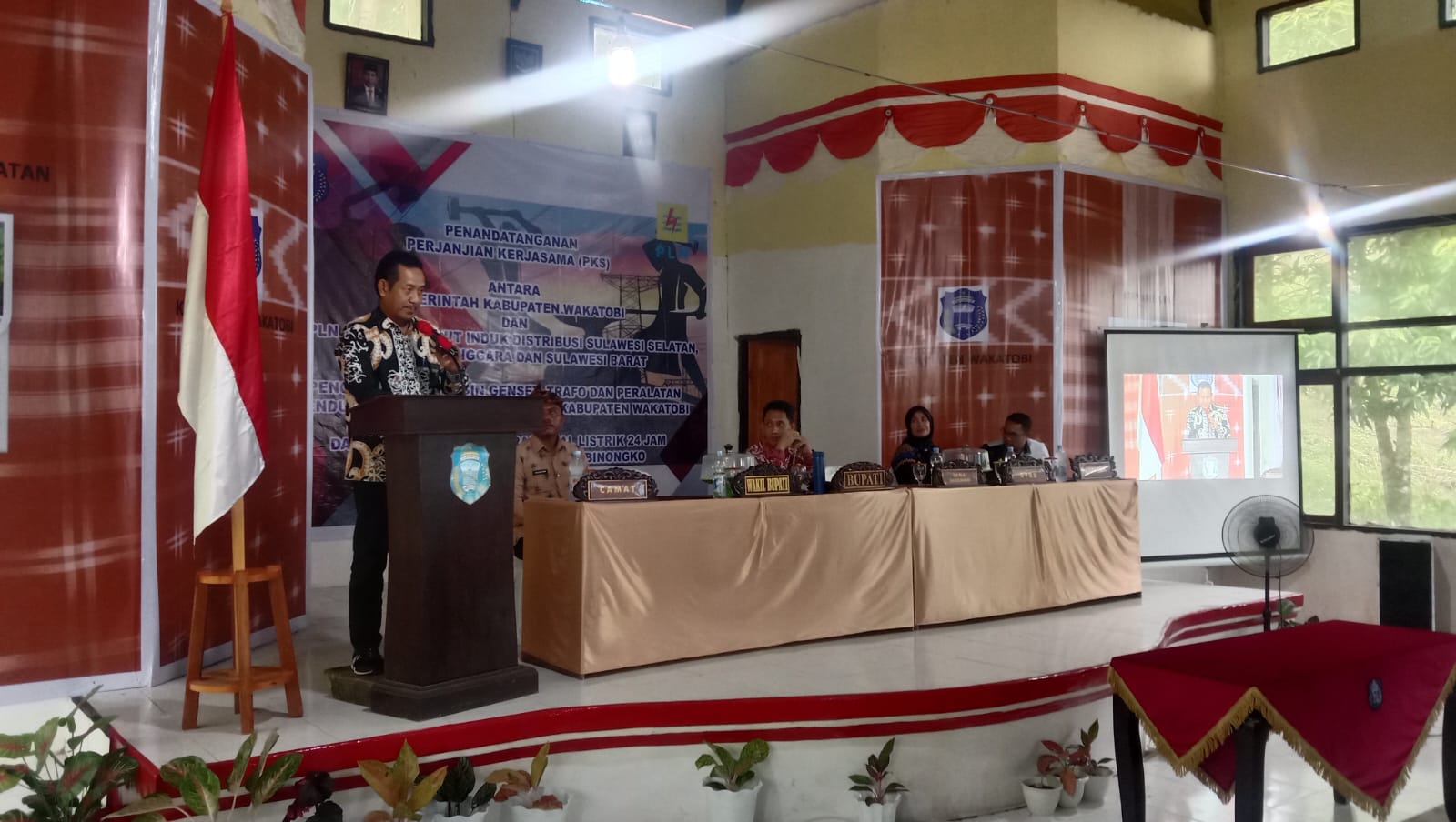 Pemkab Wakatobi - PLN Teken PKS, Jamin Listrik 24 Jam untuk Pulau Kaledupa dan Binongko