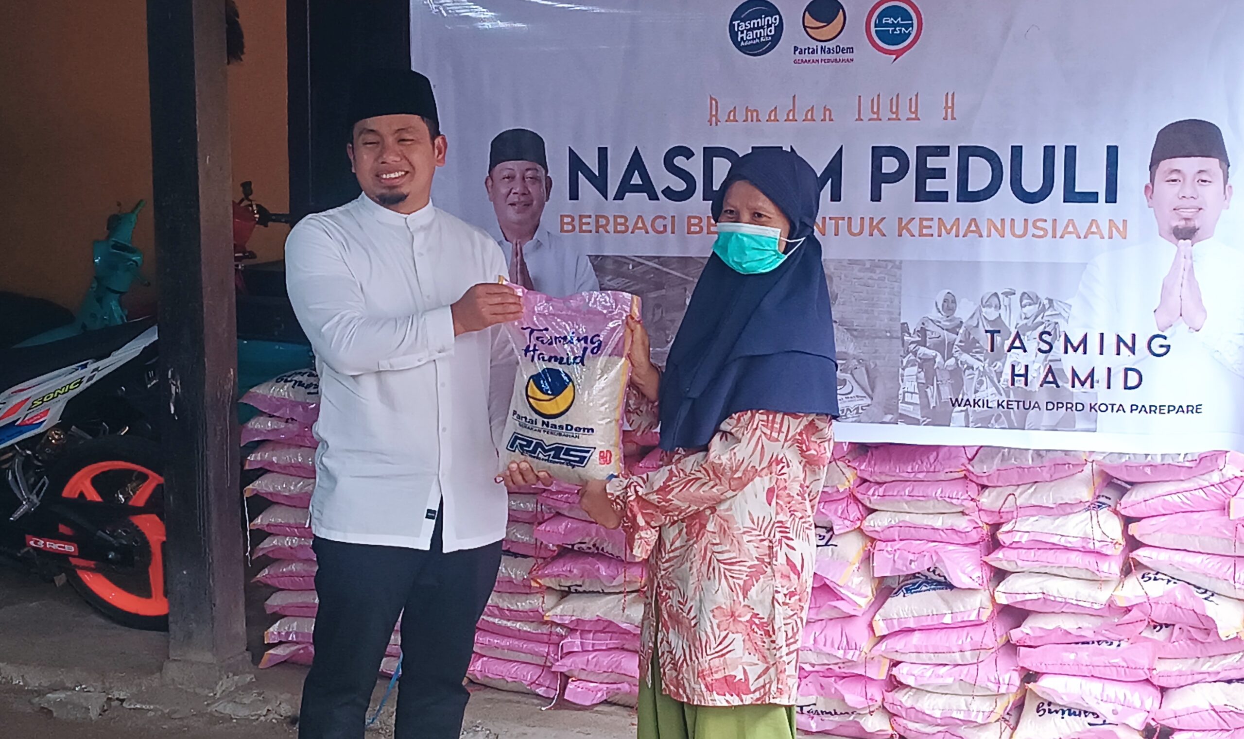Tasming Hamid Bagikan Ribuan Beras ke Warga Parepare, Lokasi Pertama di Kecamatan Soreang dan Ujung