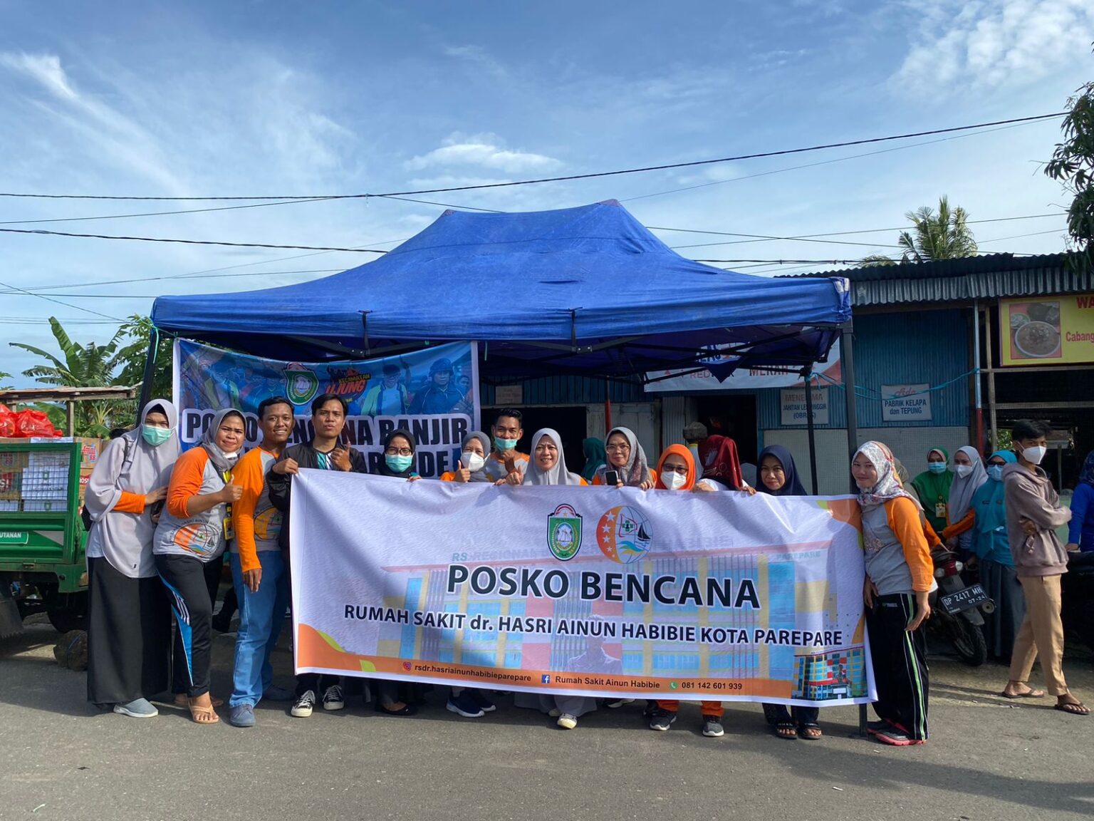 Peduli Korban Banjir Parepare, Manajemen RS Hasri Ainun Habibie Salurkan Bantuan