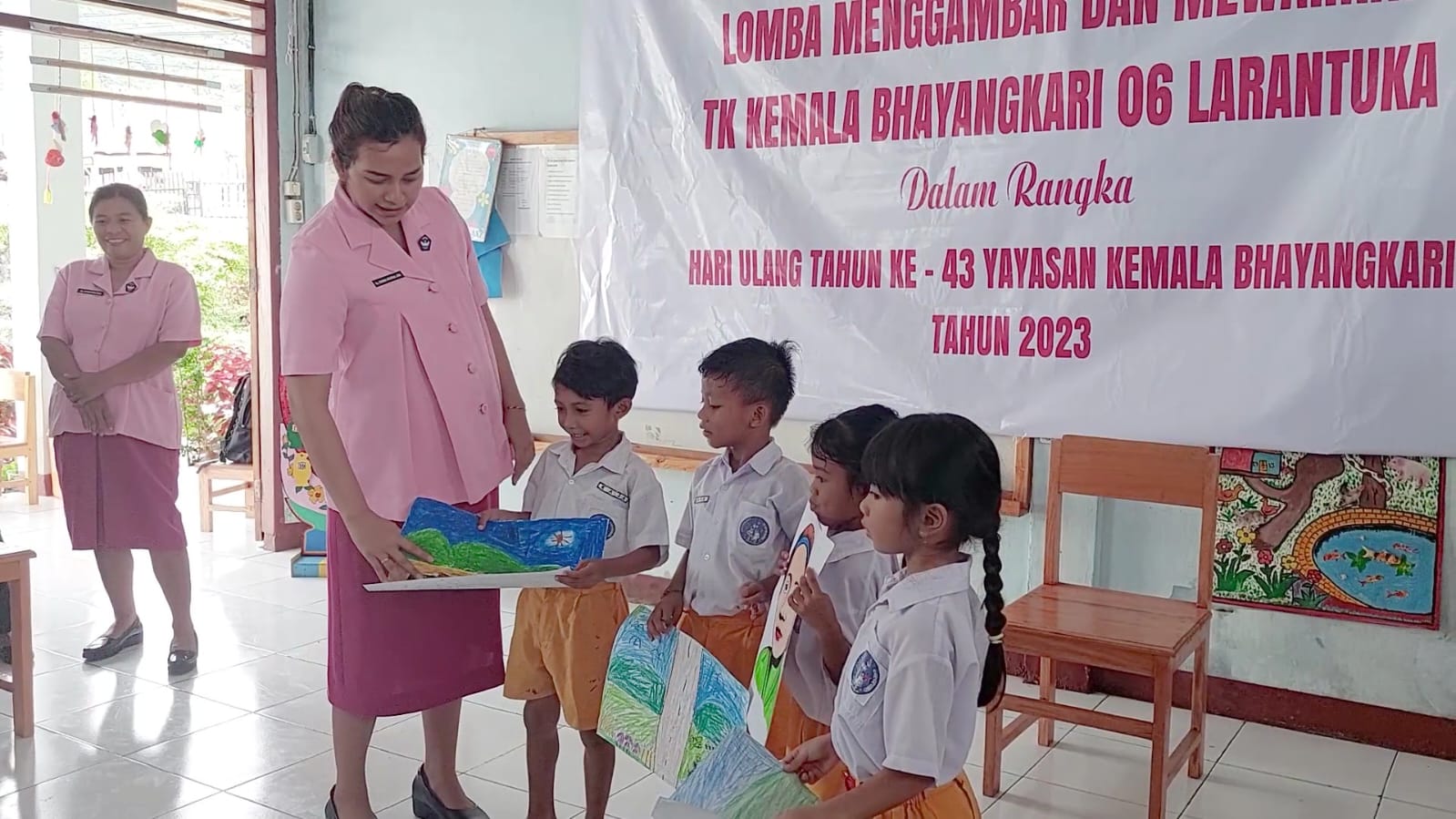 Ketua Bhayangkari Flores, Dhana Ngurah Joni : Menggambar dan Mewarnai Kembangkan Analisis Visual Anak