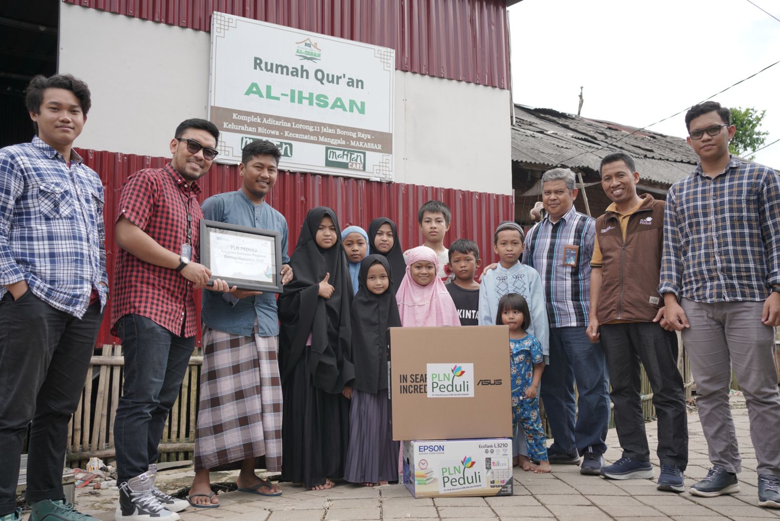 PLN Salurkan Bantuan Komputer dan Printer ke Sejumlah Pondok Pesantren di Sulsel