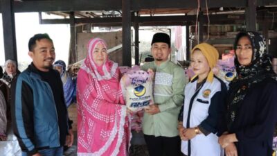 Giliran Warga Sibolata Kebagian Paket Beras dari Tasming Hamid