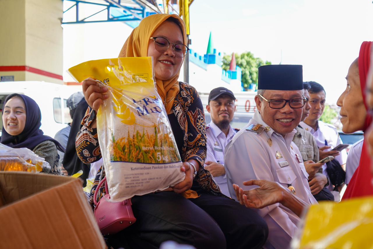 Wali Kota Taufan Pawe Bagikan Beras Gratis ke Warga saat Kunjungi Pasar Murah di Soreang