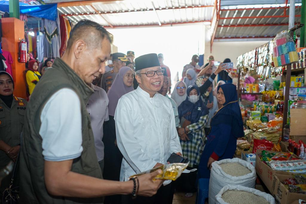 Taufan Pawe Bersama Kadisdag Tinjau Harga Sembako di Pasar Sumpang Minangae