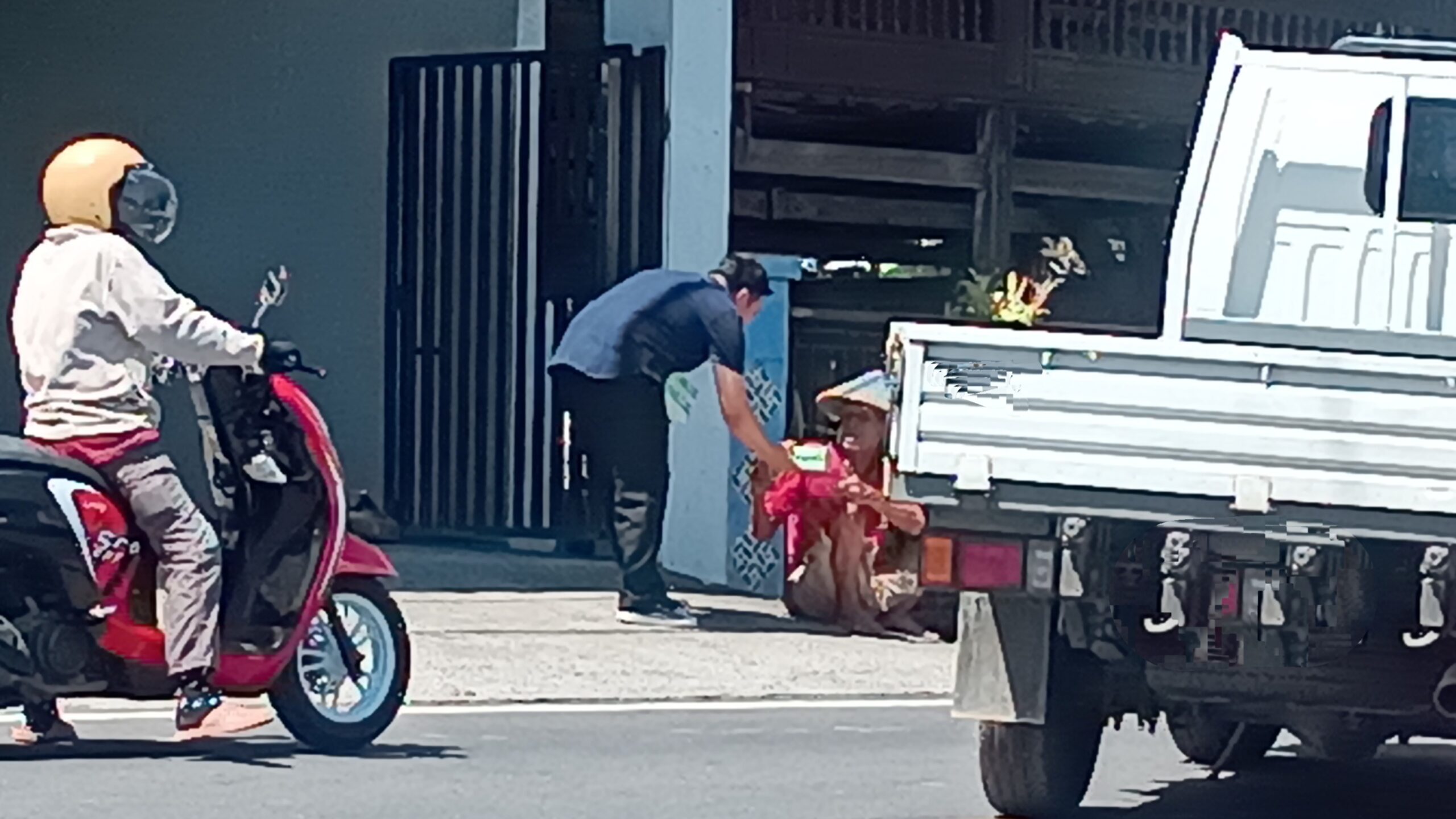 Jumat Berkah, Kader NasDem Parepare Abdul Ahad Syahrir Keliling Berbagi Nasi Kotak