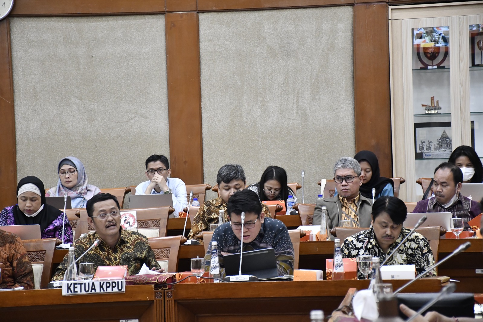 Suasana RDP terkait Pembahasan RKP dan RKA Kementerian/Lembaga Tahun Anggaran 2024 dan Evaluasi Pelaksanaan Anggaran 2022 dan Semester I TA 2023, di Gedung DPR RI, kemarin. Dalam pertemuan ini menghadirkan sejumlah pejabat dari jajaran KPPU. (Dok. Humas KPPU)