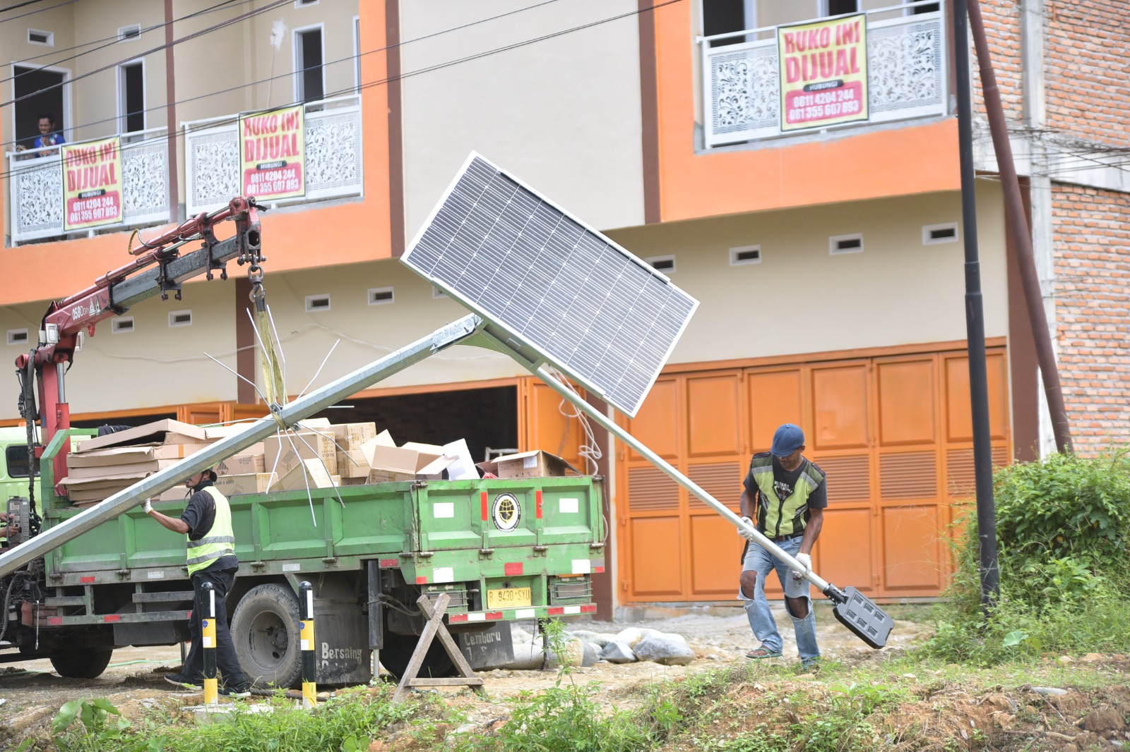Pemasangan lampu panel surya di wilayah Kecamatan Masamba. Kamis (15/06/3023)