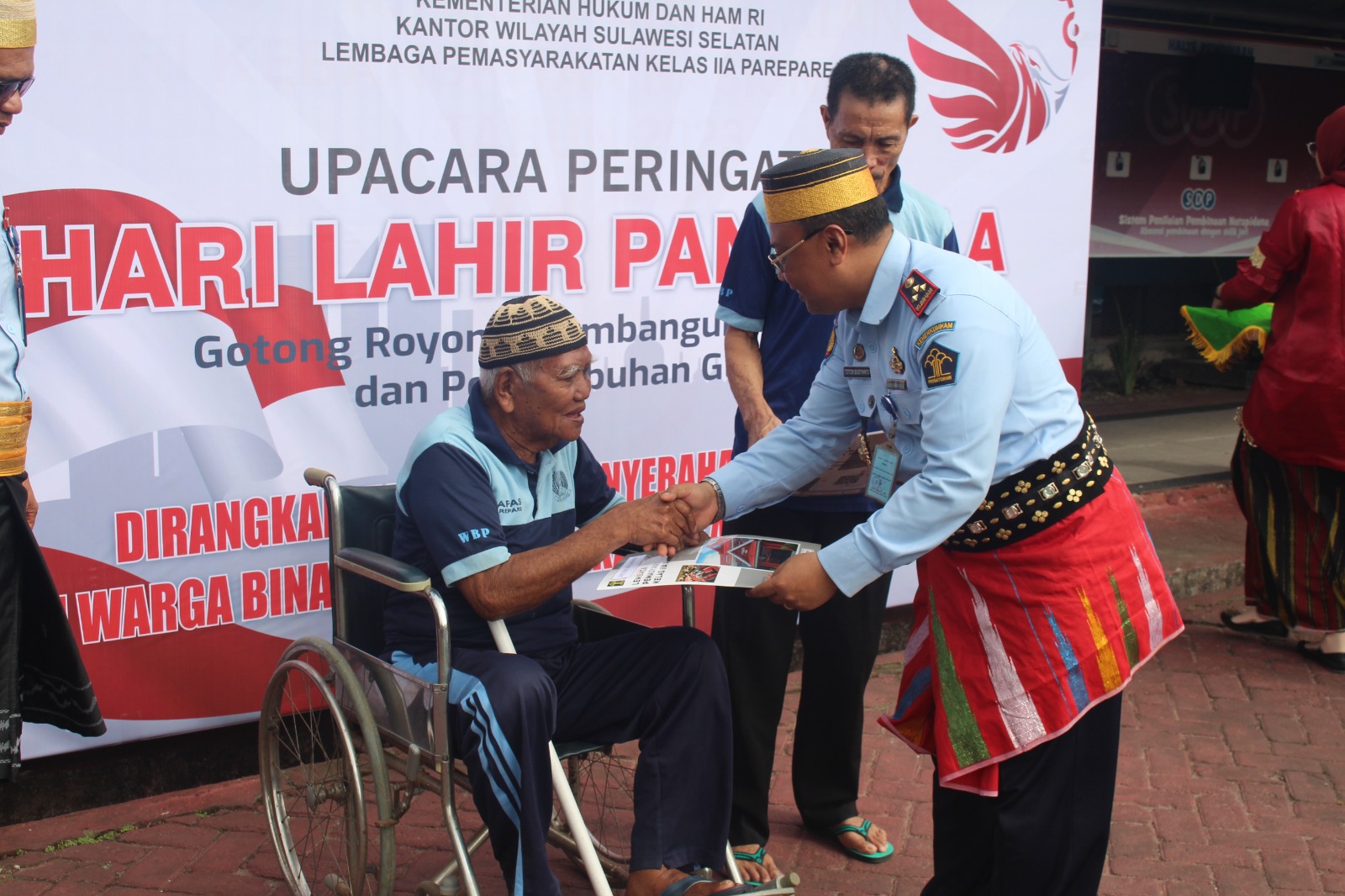 Hari Lahir Pancasila, Kalapas Parepare Serahkan Remisi untuk WBP Lansia