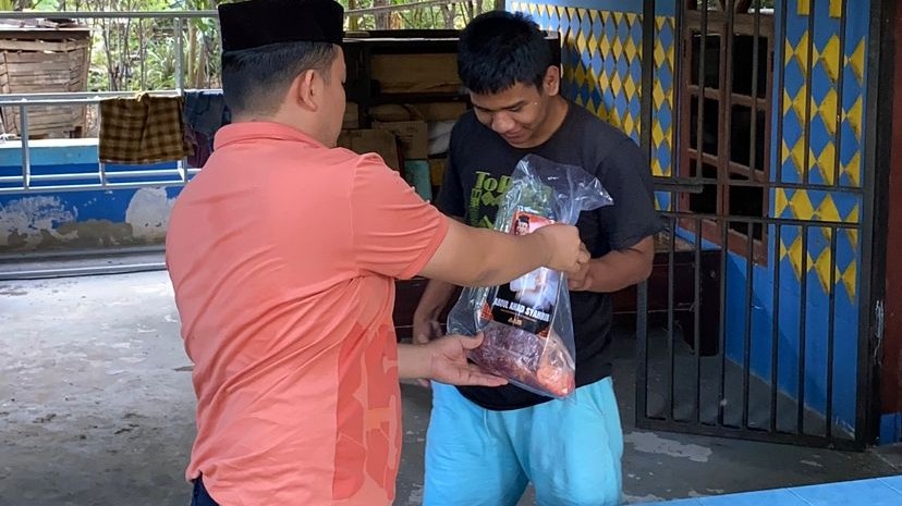 Kader NasDem Parepare Abdul Ahad Syahrir Berbagi Daging Kurban ke Warga Soreang