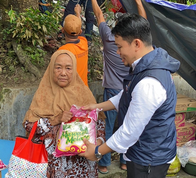 Abdul Ahad Syahrir Bantu Warga Korban Kebakaran di Soreang, Berikan Paket Sembako