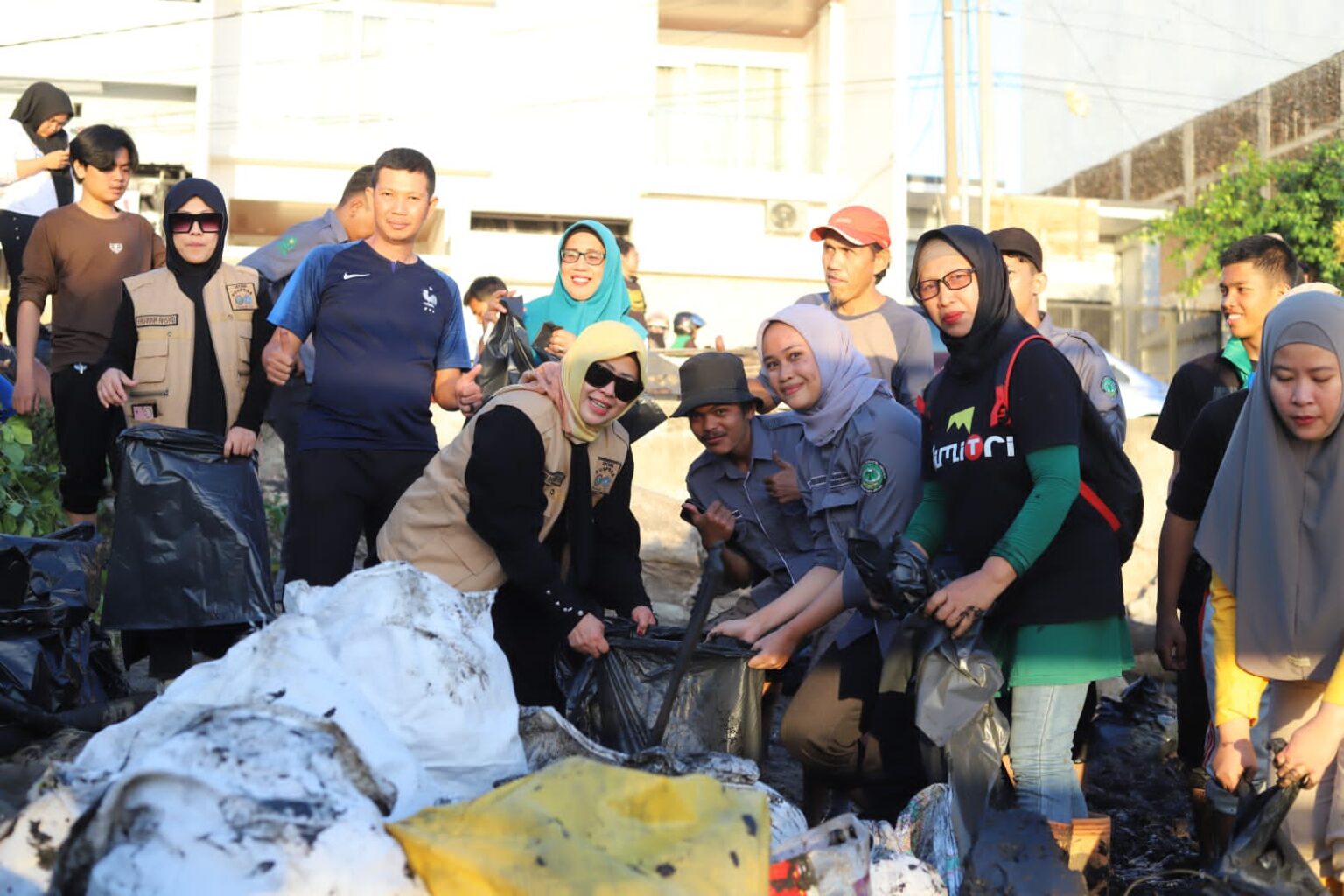 Erna Rasyid Taufan Gelar Aksi Bersih Pantai di Anjungan Cempae