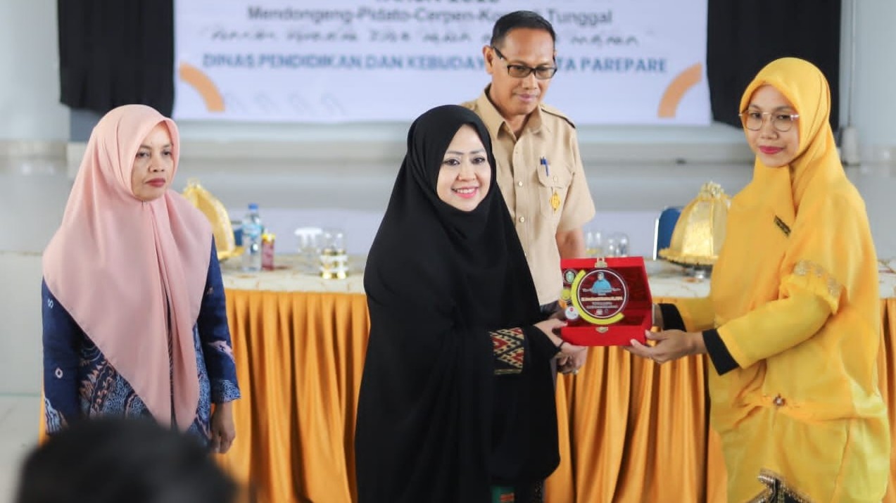 Komitmen Gerakkan Pelestarian Bahasa Daerah, Erna Rasyid Taufan Dianugerahi Penghargaan