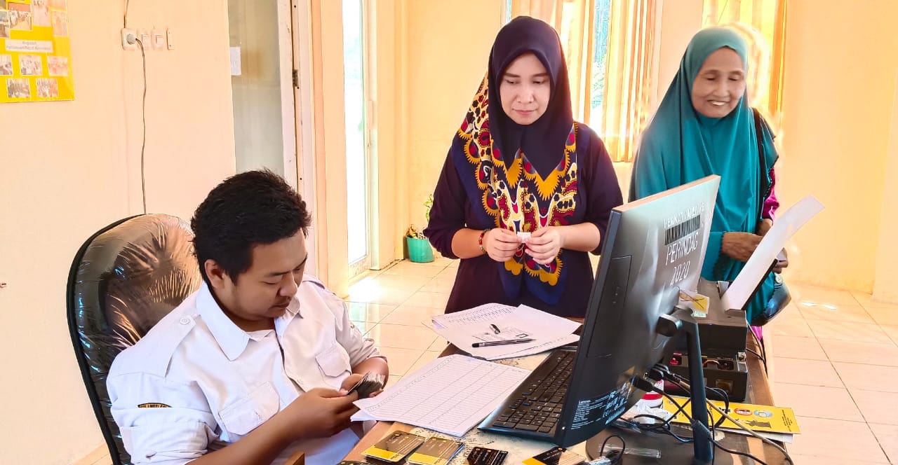 Pemkot Parepare Bagikan Kartu BPJS Kesehatan ke 294 Pedagang Pasar