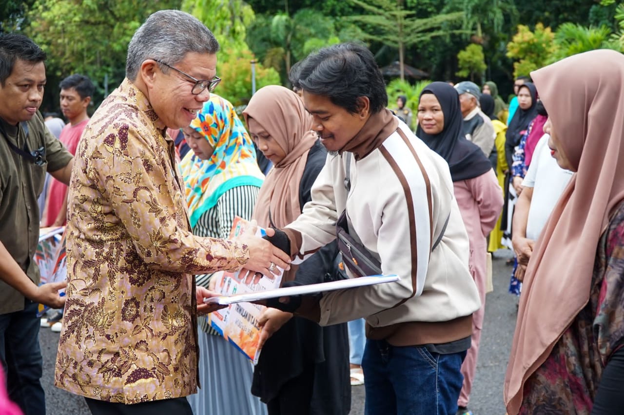 Wali Kota Taufan Pawe Lepas Penyaluran Rastra Peduli untuk Warga Kurang Mampu