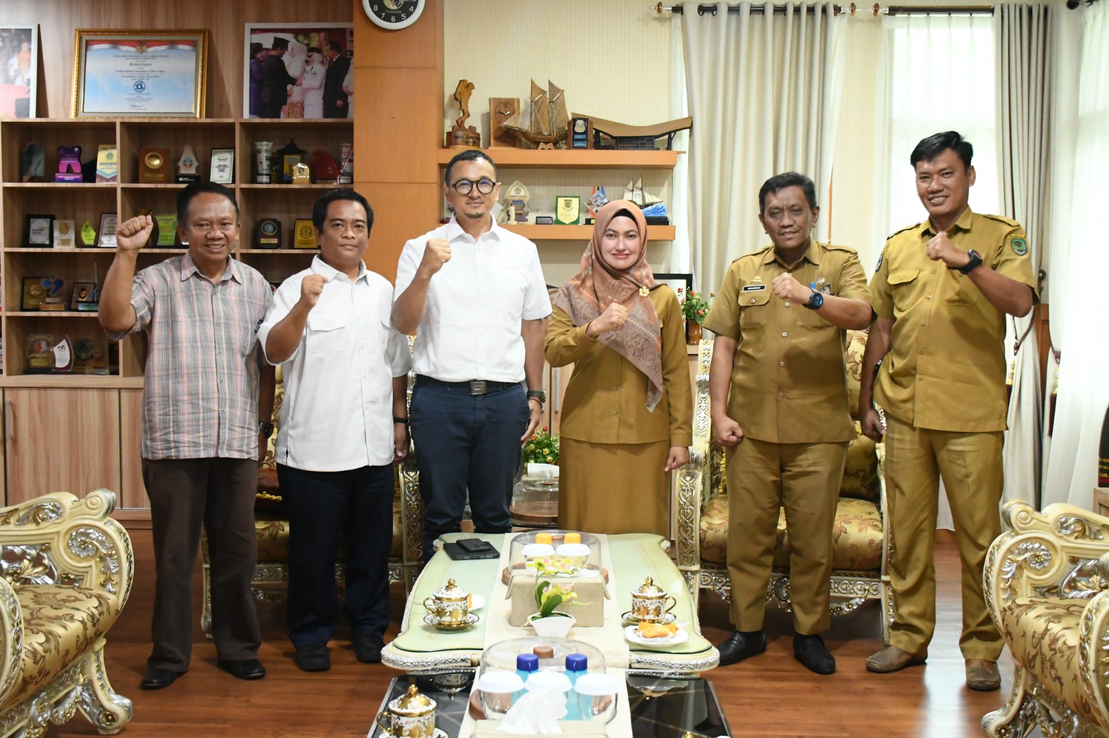 Kepala Satuan Kerja (Satker) I Balai Besar Pelaksana Jalan Nasional (BBPJN) Wilayah II Sulawesi Selatan, Andri Irfan Rifai (Kemeja putih) saat melakukan kunjungan silaturahmi dengan Bupati Luwu Utara di ruang kerja Bupati Luwu Utara, Selasa (5/9/2022).