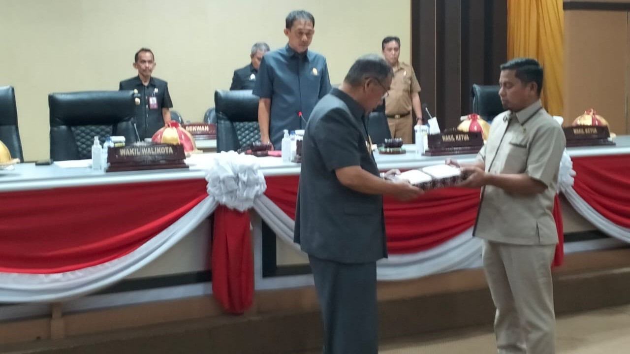 Rapat Paripurna DPRD Wawali Pangerang Rahim Serahkan Ranperda Perubahan APBD Kota Parepare Tahun 2023