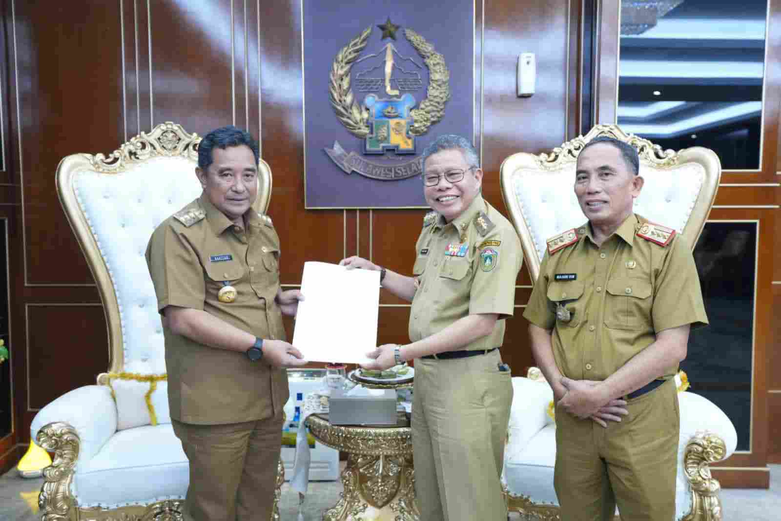 Wali Kota Parepare Taufan Pawe Terima SK Pengangkatan Husni Syam Sebagai Sekda dari PJ Gubernur Sulsel