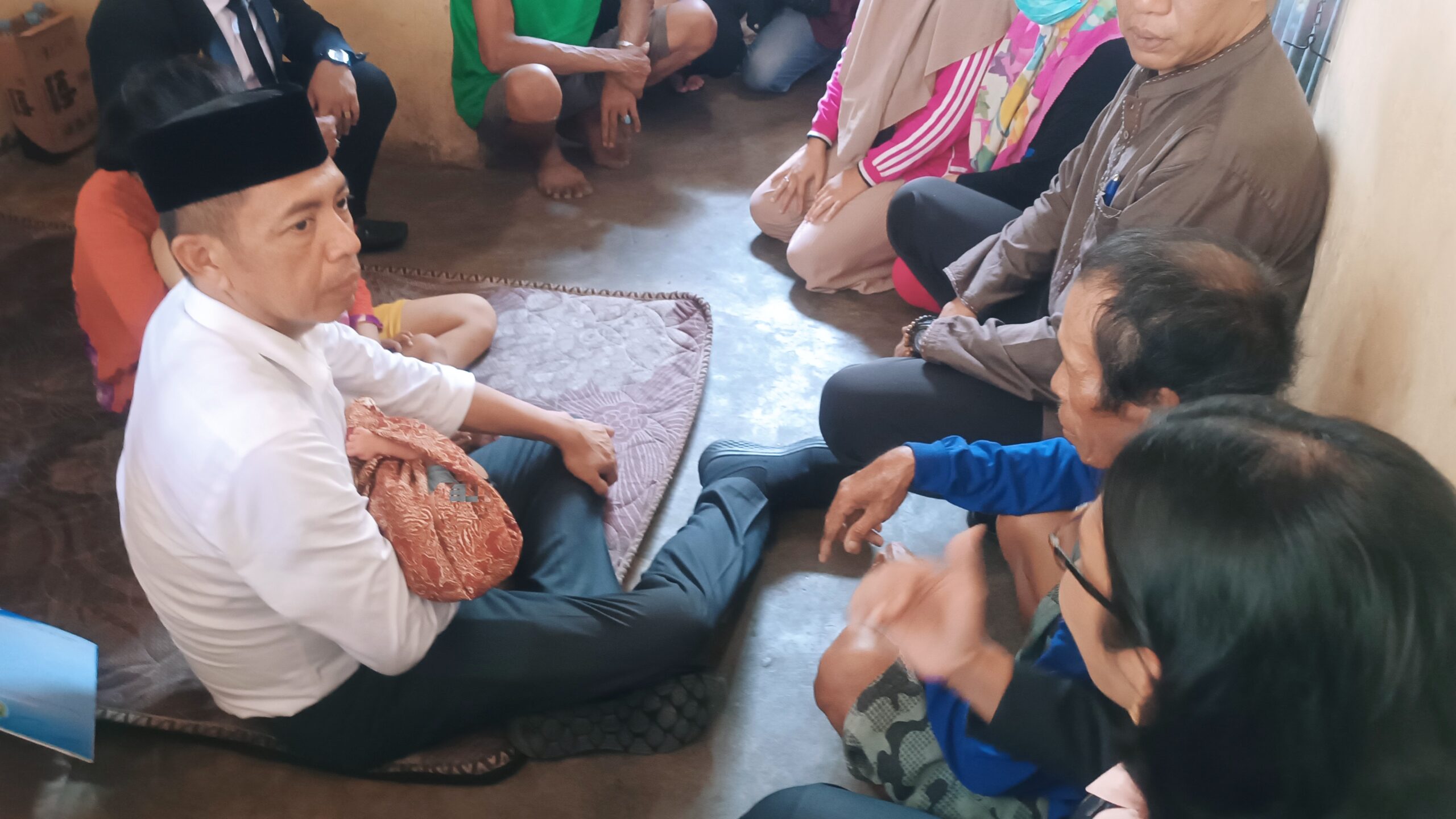 Kunjungi Warga Kurang Mampu, Pj Wali Kota Parepare Akbar Ali Imbau Jajarannya Peka Kondisi Sekitar