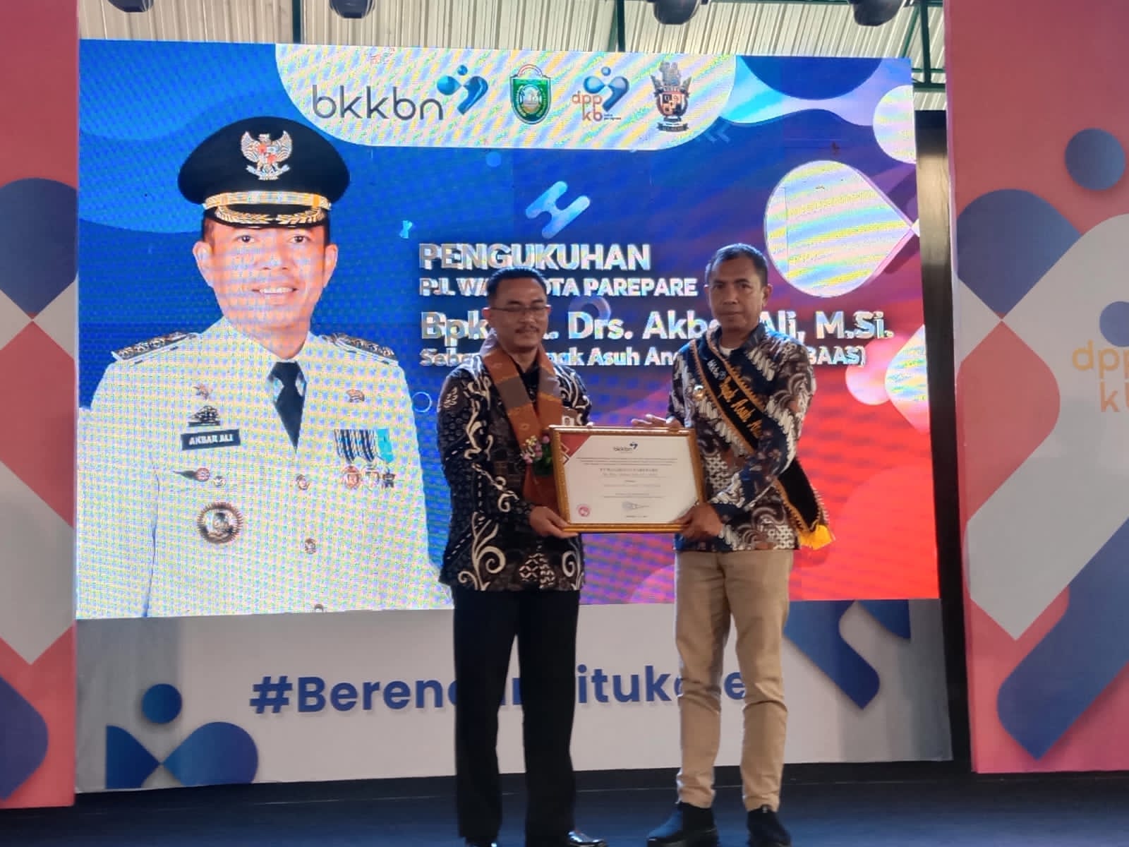 Dikukuhkan jadi Bapak Asuh Anak Stunting, Pj Wali Kota Akbar Ali Berkomitmen Turunkan Stunting di Parepare