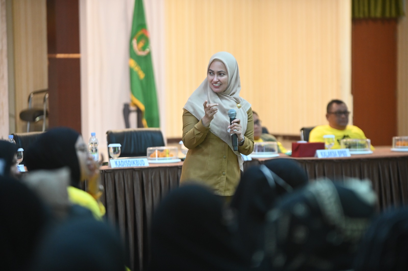Bupati Luwu Utara Indah Putri Indriani saat membuka sosialisasi sekolah siaga bencana di aula Laga Ligo Kantor Bupati Luwu Utara. Selasa (26/12/2023)