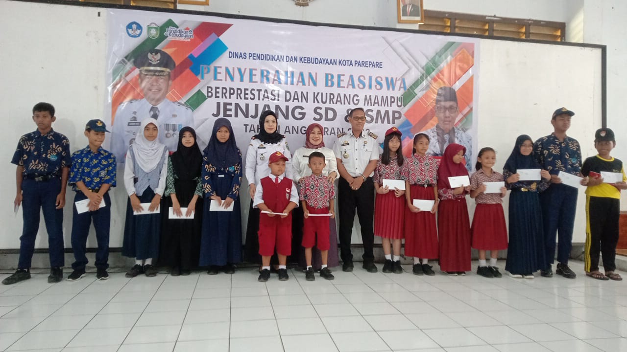 311 Siswa SD dan SMP Terima Beasiswa Berprestasi dan Kurang Mampu dari Disdikbud Parepare
