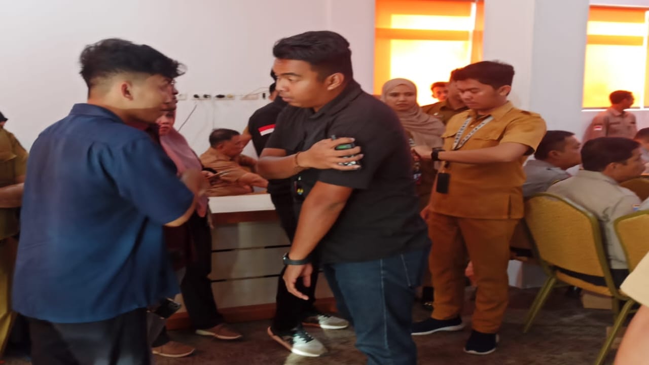 Melarang Berdiri dan Menyuruh Keluar, Arogansi ADC Pj Gubernur Sulsel ke Jurnalis saat Kunjungan di Parepare