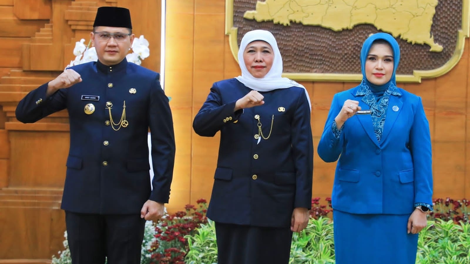 Gubernur Khofifah Serahkan SK Perpanjangan Masa Jabatan Pj Wali Kota Batu Aries Agung Paewai