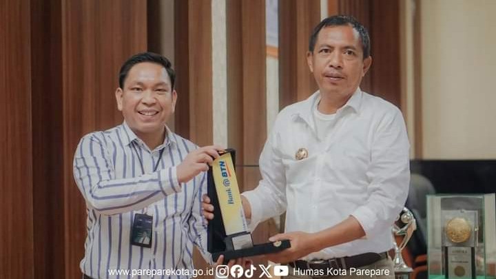 Bantuan CSR dari BTN ke Pj Wali Kota Parepare untuk Renovasi Masjid Agung