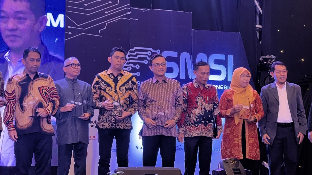 Pj Wali Kota Parepare Terima Penghargaan SMSI Award 2023