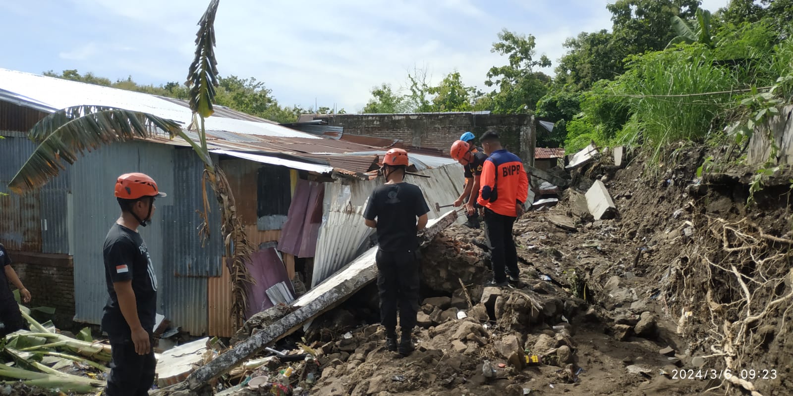 Tembok Pembatas Sekolah SMP Negeri 3 Parepare Roboh, Timpa Rumah Warga