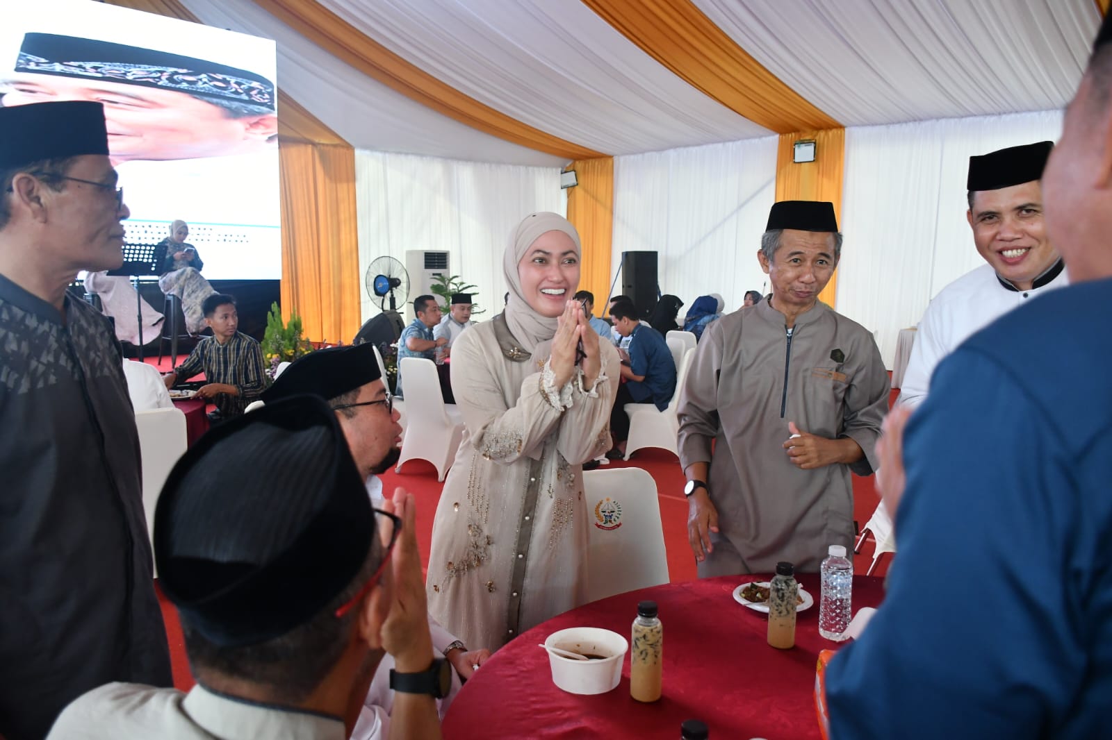 Bupati Luwu Utara Indah Putri Indriani saat menghadiri Open House Pj Gubernur Sulsel di rumah jabatan Gubernur Sulawesi Selatan. Kamis (11/04/2024)