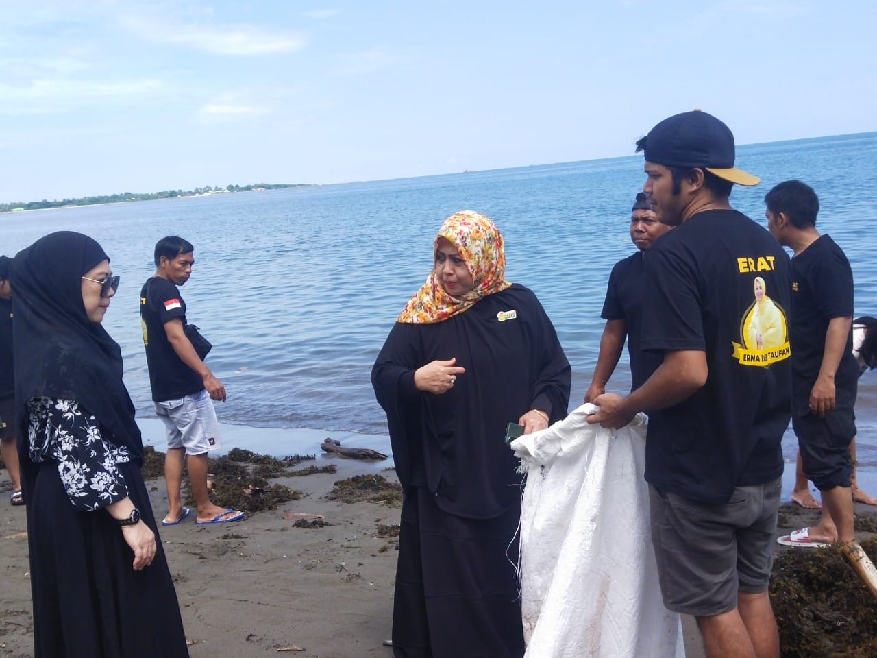 Aksi Peduli Lingkungan, Erna Rasyid Taufan dan Komunitas Pacekke Bersih-bersih Pantai Lumpue
